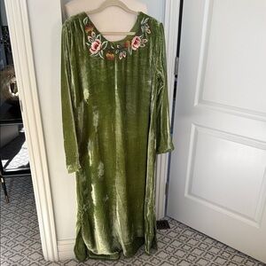 Fully lined apple green pure velvet kameez with pants in size Large